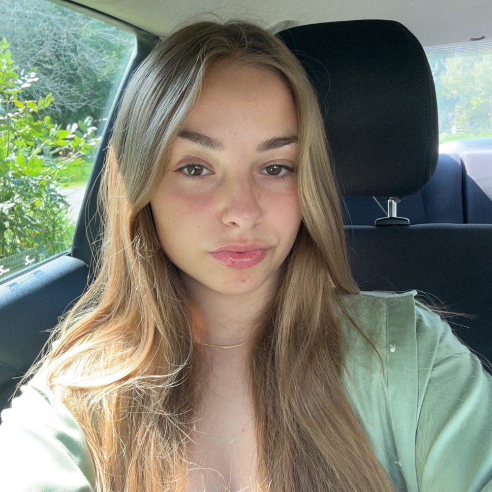 Meet your Posher, Alexia